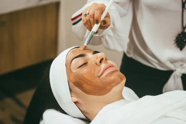 Eine Frau bei der Fruchtsäurebehandlung bei Ladies By Rey Hannover